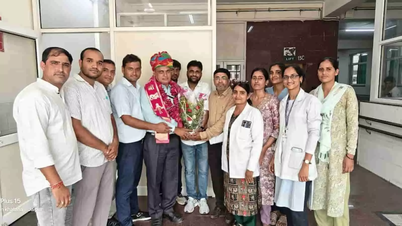 अस्पताल परिसर में सुरजन सिंह गुर्जर का गुलदस्ता और माला पहनाकर स्वागत करते लोग। अस्पताल परिसर में सुरजन सिंह गुर्जर का गुलदस्ता और माला पहनाकर स्वागत करते लोग।