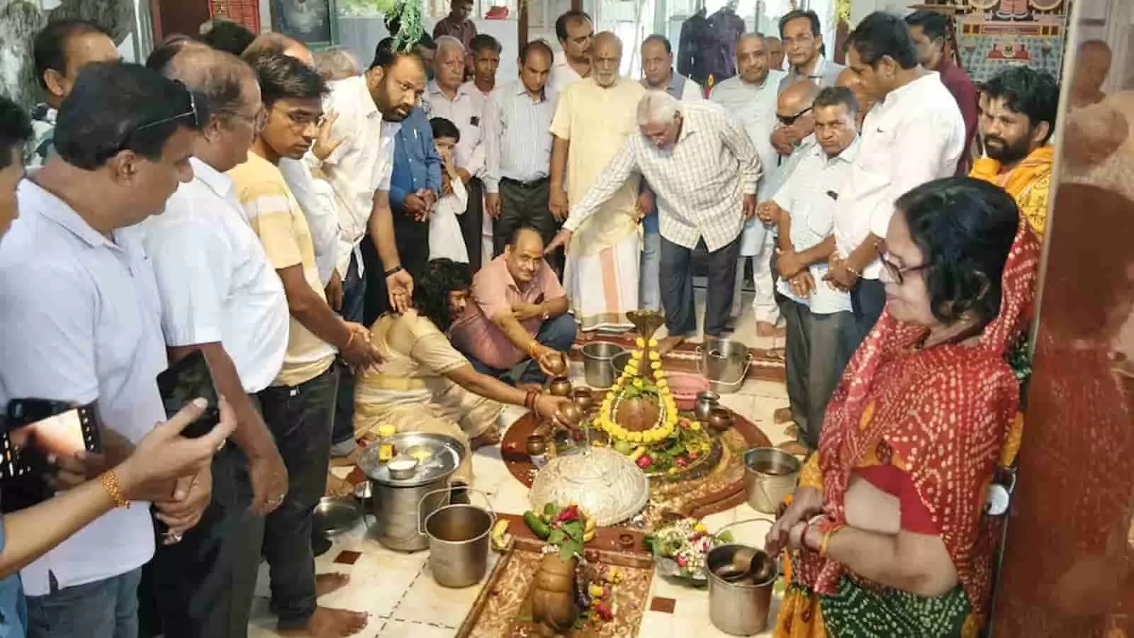 तस्वीर में चित्तौड़गढ़ के खरड़ेश्वर महादेव मंदिर में पूजा करते श्रद्धालु दिख रहे हैं। तस्वीर में चित्तौड़गढ़ के खरड़ेश्वर महादेव मंदिर में पूजा करते श्रद्धालु दिख रहे हैं।