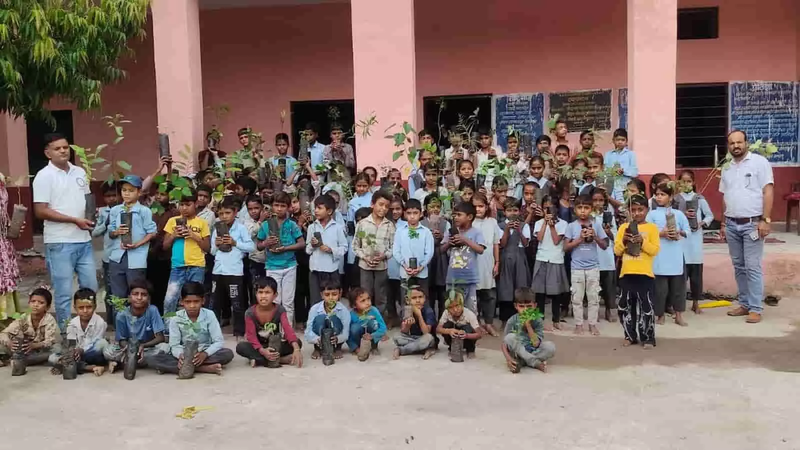 गुरु पूर्णिमा पर अनोखी गुरु दक्षिणा: डबेला विद्यालय में हर वर्ष एक पेड़ लगाकर उसकी रक्षा का दिलाया संकल्प
