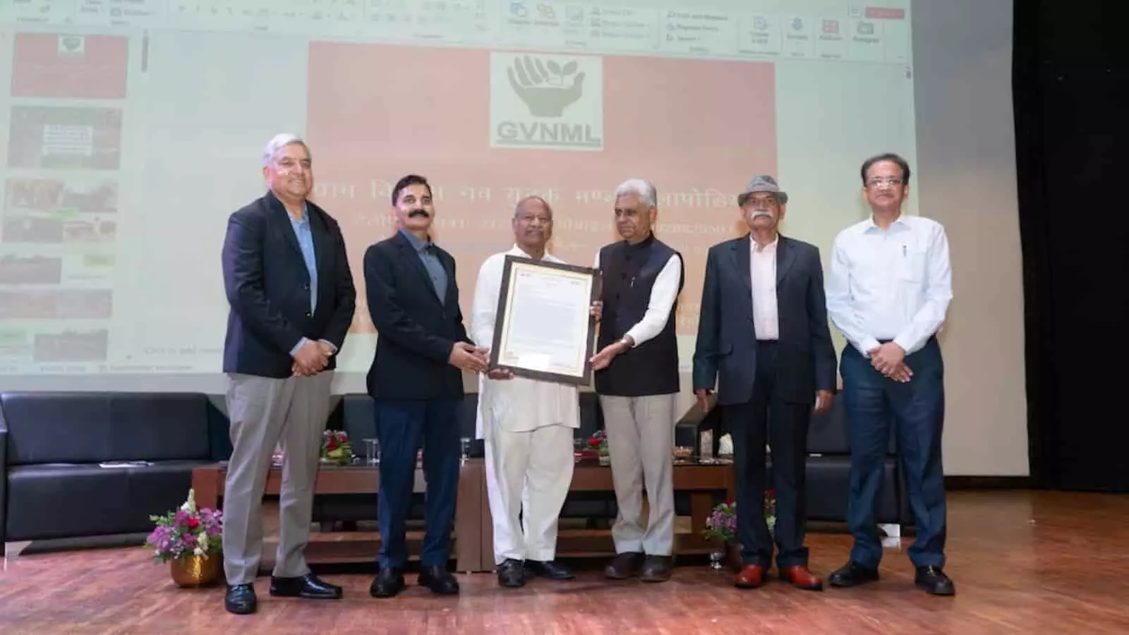 विवेकानंद ग्लोबल यूनिवर्सिटी में अंतरराष्ट्रीय ग्रामीण विकास सम्मेलन के दौरान अतिथिगण एक फ्रेम किया हुआ प्रमाण पत्र पकड़े हुए खड़े हैं। विवेकानंद ग्लोबल यूनिवर्सिटी में अंतरराष्ट्रीय ग्रामीण विकास सम्मेलन के दौरान अतिथिगण एक फ्रेम किया हुआ प्रमाण पत्र पकड़े हुए खड़े हैं।
