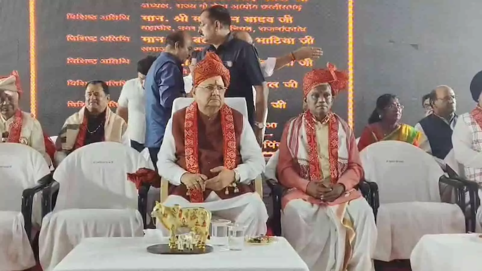 तस्वीर में डॉ. रमन सिंह और रामविचार नेताम राजनांदगांव के कार्यक्रम में मंच पर बैठे हैं। तस्वीर में डॉ. रमन सिंह और रामविचार नेताम राजनांदगांव के कार्यक्रम में मंच पर बैठे हैं।