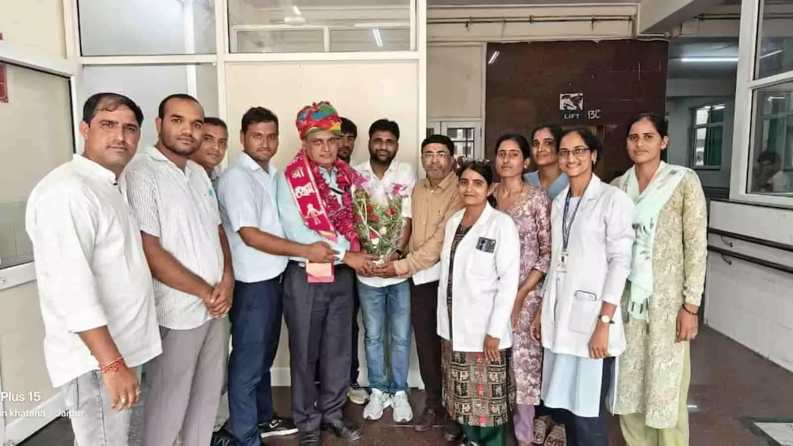 तस्वीर में एसएमएस मेडिकल कॉलेज ट्रॉमा सेंटर के भीतर सुरजन सिंह गुर्जर का स्वागत करते लोग दिख रहे हैं। तस्वीर में एसएमएस मेडिकल कॉलेज ट्रॉमा सेंटर के भीतर सुरजन सिंह गुर्जर का स्वागत करते लोग दिख रहे हैं।