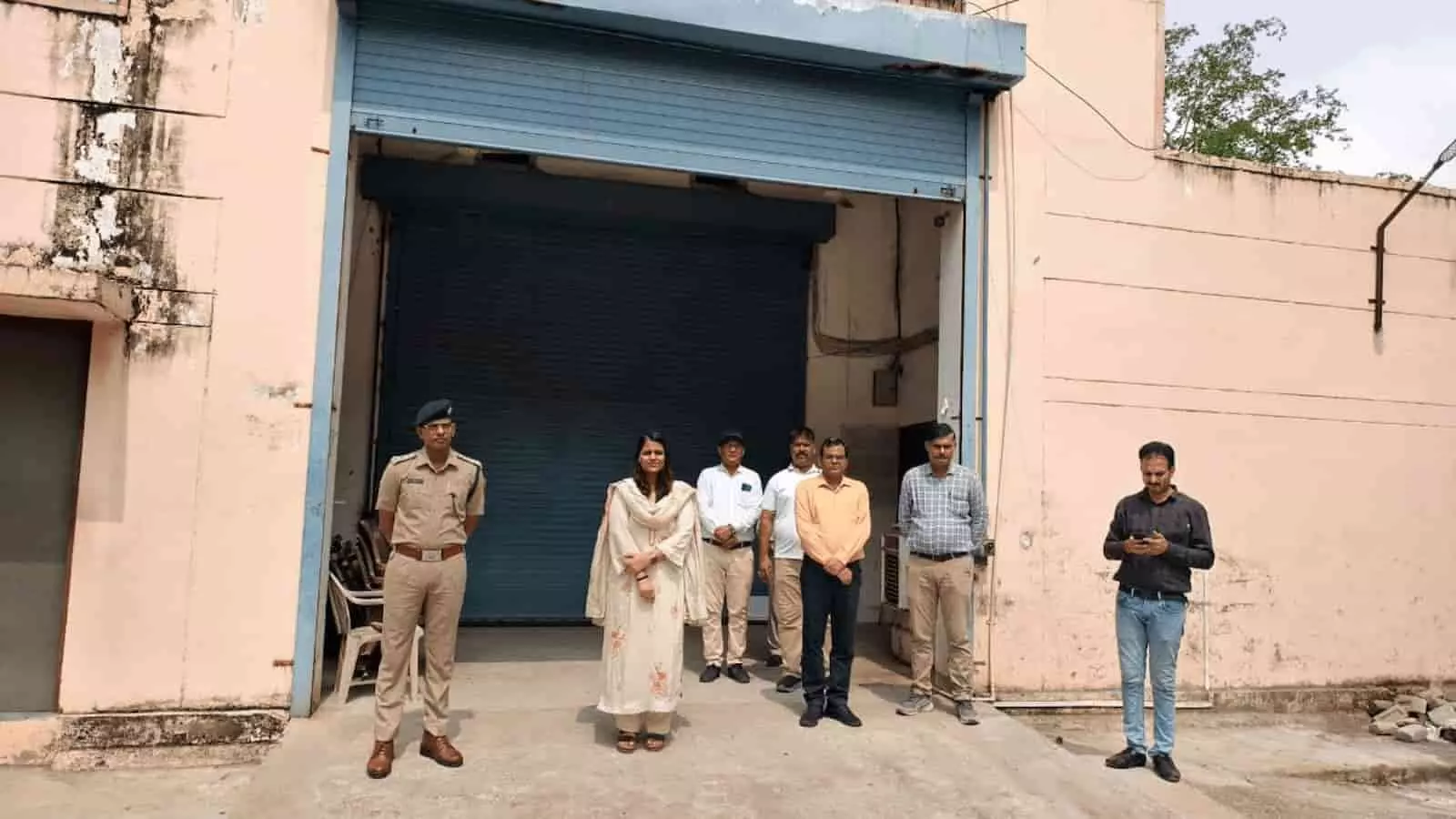 जिला निर्वाचन अधिकारी और प्रशासनिक अधिकारी ईवीएम-वीवीपैट वेयरहाउस के बाहर सुरक्षा व्यवस्था का निरीक्षण करते हुए। जिला निर्वाचन अधिकारी और प्रशासनिक अधिकारी ईवीएम-वीवीपैट वेयरहाउस के बाहर सुरक्षा व्यवस्था का निरीक्षण करते हुए।