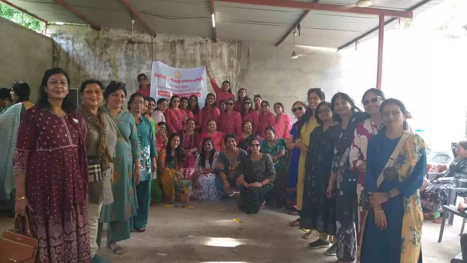अखिल भारतीय मारवाड़ी महिला समिति की सदस्याएं सावन कार्यक्रम के दौरान हॉल में खड़ी हैं। अखिल भारतीय मारवाड़ी महिला समिति की सदस्याएं सावन कार्यक्रम के दौरान हॉल में खड़ी हैं।