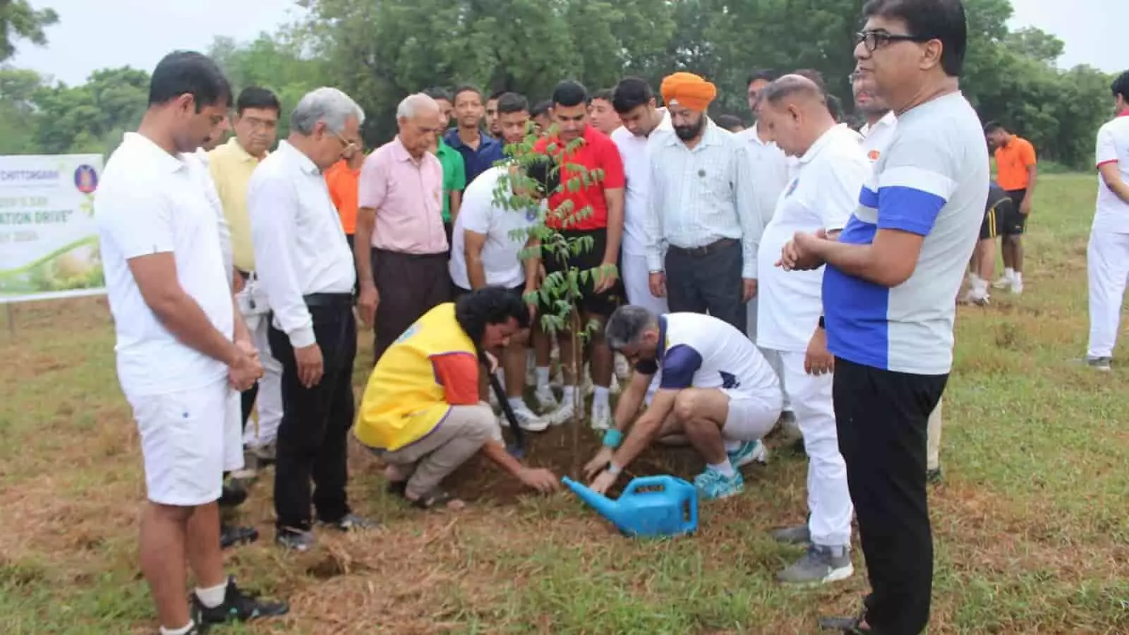 सैनिक स्कूल चित्तौड़गढ़ परिसर में अधिकारियों और कैडेट्स द्वारा पौधे लगाए जा रहे हैं। सैनिक स्कूल चित्तौड़गढ़ परिसर में अधिकारियों और कैडेट्स द्वारा पौधे लगाए जा रहे हैं।