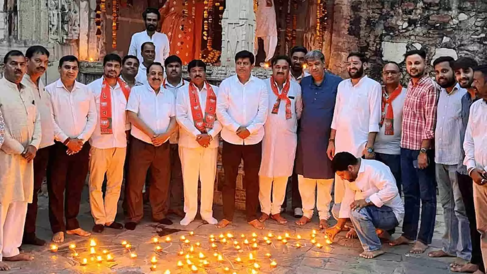 तस्वीर में दुर्ग के मीरा मंदिर परिसर में दीप जलाते हुए भाजपा पदाधिकारी और कार्यकर्ता दिखाई दे रहे हैं। तस्वीर में दुर्ग के मीरा मंदिर परिसर में दीप जलाते हुए भाजपा पदाधिकारी और कार्यकर्ता दिखाई दे रहे हैं।