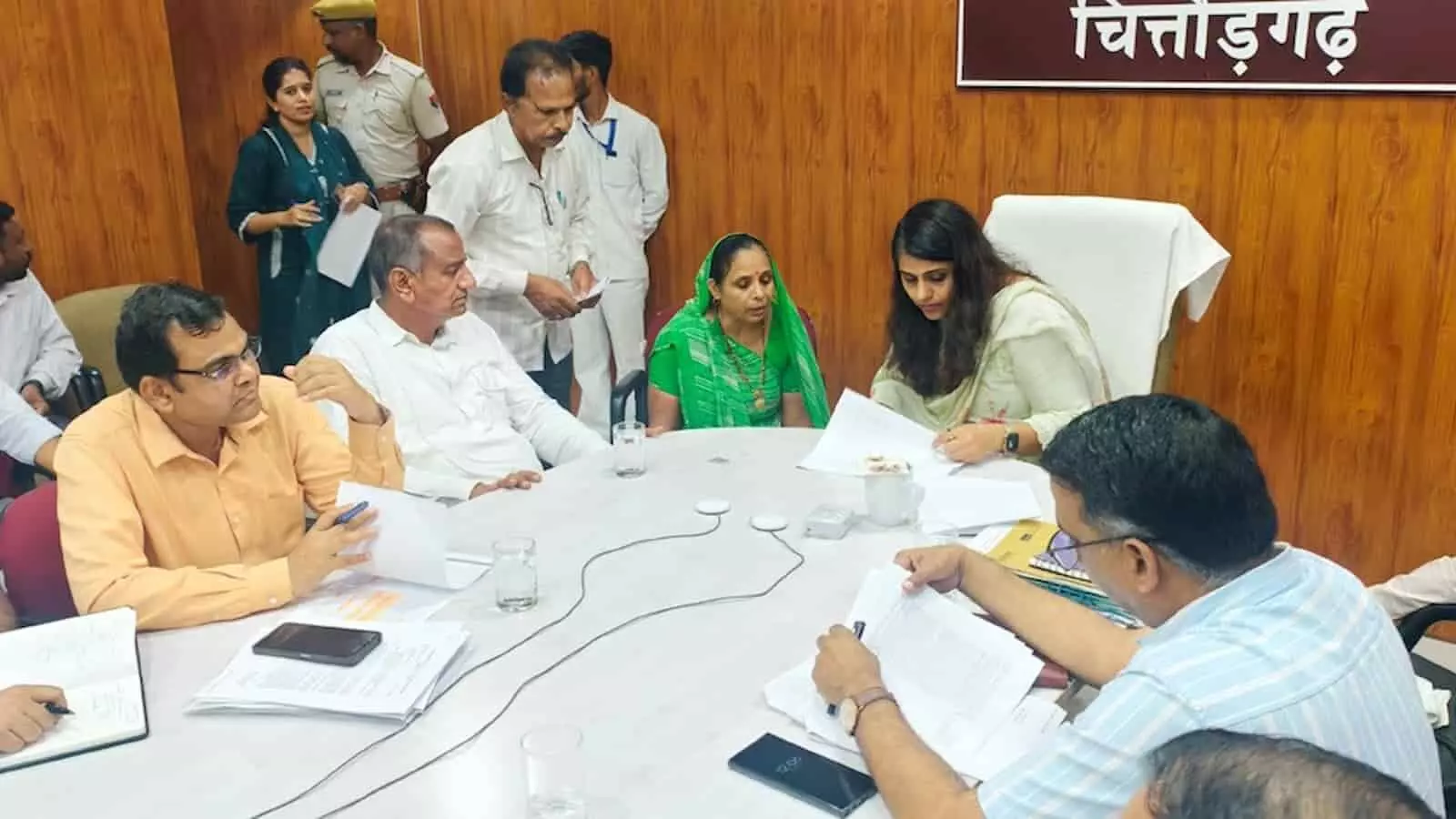 चित्तौड़गढ़ में जनसुनवाई के दौरान अधिकारियों के साथ बैठक करती हुई जिला कलक्टर। चित्तौड़गढ़ में जनसुनवाई के दौरान अधिकारियों के साथ बैठक करती हुई जिला कलक्टर।
