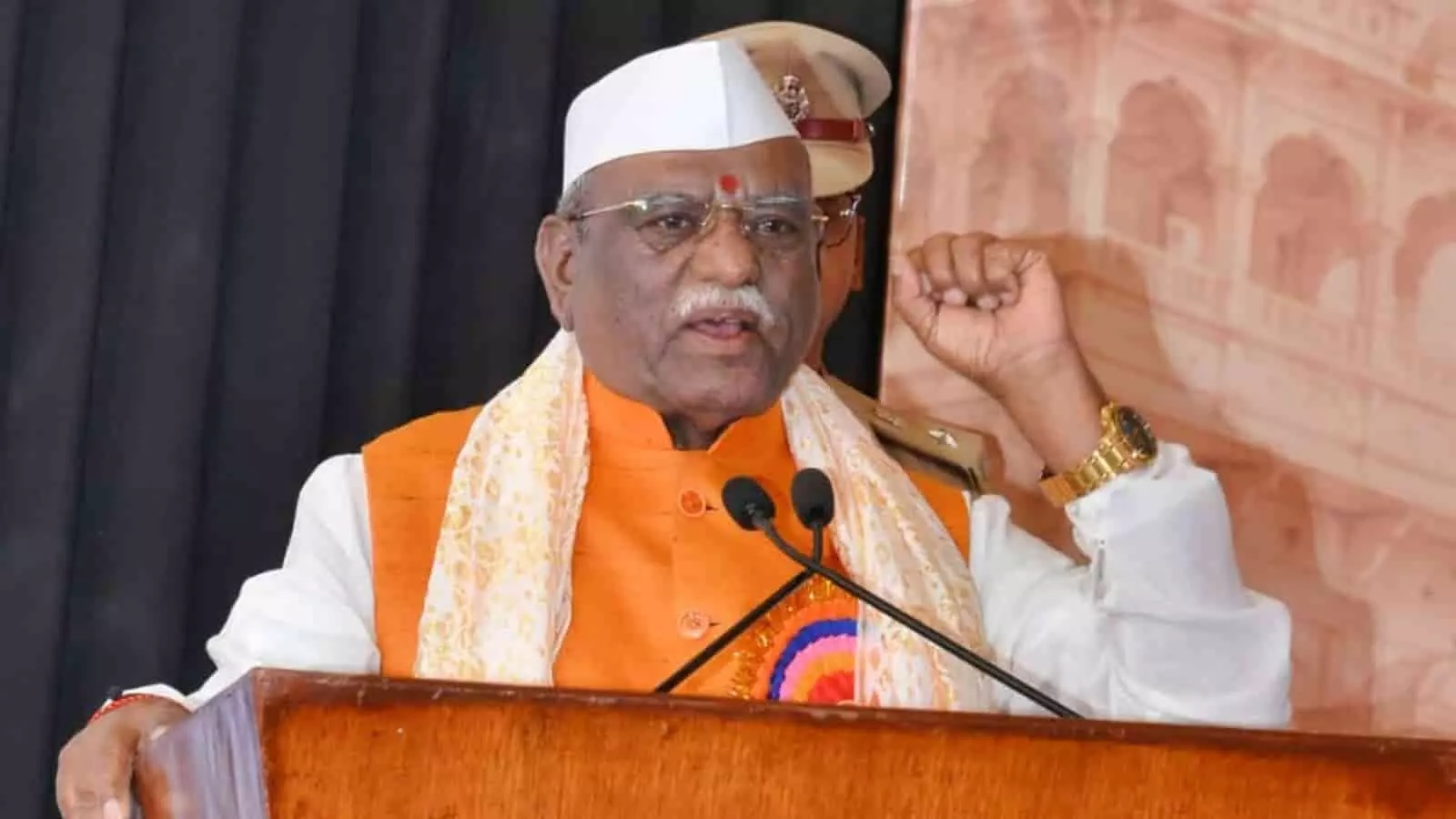 पोडियम पर भाषण देते हुए राज्यपाल हरिभाऊ बागडे जयपुर में आयोजित कार्यक्रम में दिख रहे हैं। पोडियम पर भाषण देते हुए राज्यपाल हरिभाऊ बागडे जयपुर में आयोजित कार्यक्रम में दिख रहे हैं।