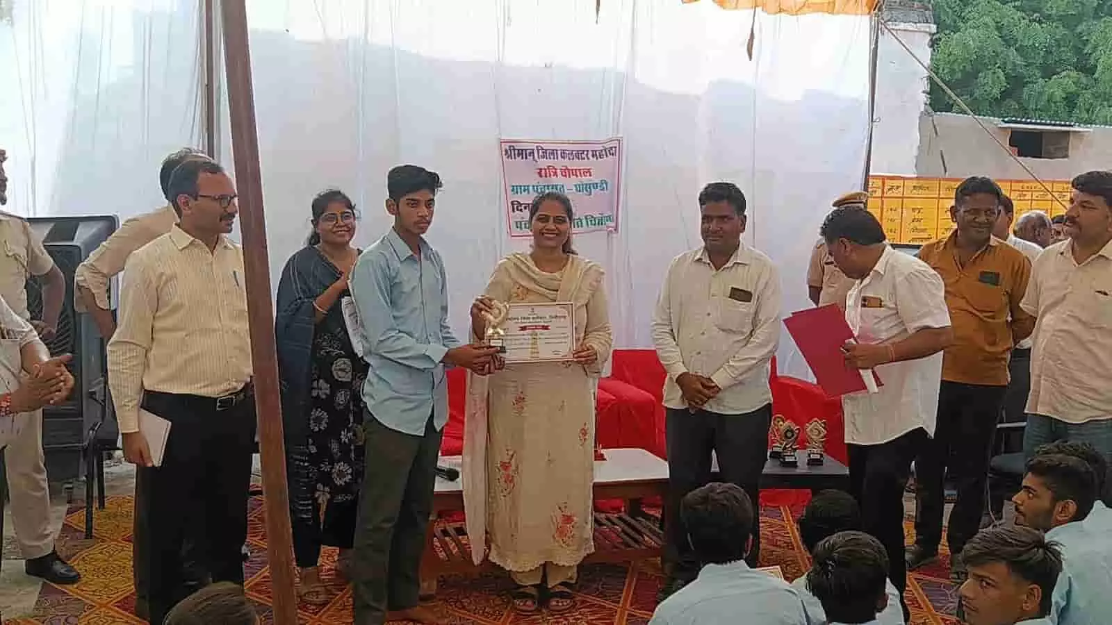 चित्तौड़गढ़ के घोसुंडी में जिला कलक्टर डॉ. मंजू विद्यार्थी को पुरस्कार और प्रमाण पत्र देती हुईं। चित्तौड़गढ़ के घोसुंडी में जिला कलक्टर डॉ. मंजू विद्यार्थी को पुरस्कार और प्रमाण पत्र देती हुईं।