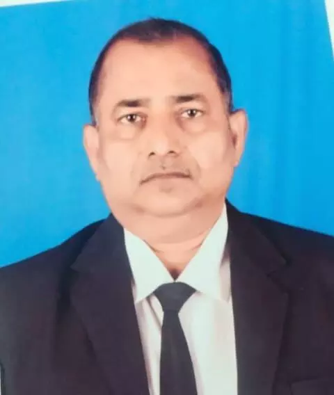 तस्वीर में नीले बैकग्राउंड के सामने काले कोट और टाई में नजर आ रहे रामकुमार। तस्वीर में नीले बैकग्राउंड के सामने काले कोट और टाई में नजर आ रहे रामकुमार।