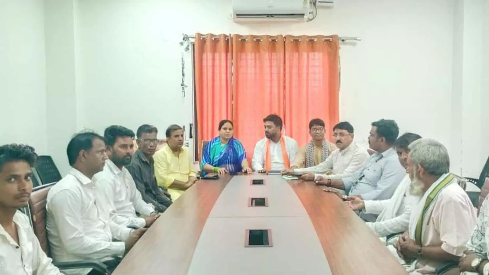 तस्वीर में मेज के चारों ओर बैठे भाजपा अल्पसंख्यक मोर्चा के पदाधिकारी और कार्यकर्ता दिख रहे हैं। तस्वीर में मेज के चारों ओर बैठे भाजपा अल्पसंख्यक मोर्चा के पदाधिकारी और कार्यकर्ता दिख रहे हैं।