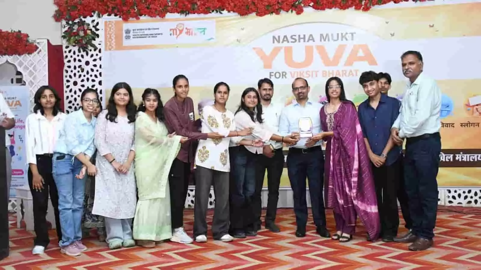 तस्वीर में जिला कलक्टर और अधिकारी मंच पर युवाओं को पुरस्कार सौंपते दिख रहे हैं। तस्वीर में जिला कलक्टर और अधिकारी मंच पर युवाओं को पुरस्कार सौंपते दिख रहे हैं।