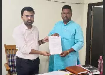 तस्वीर में लातूर महानगरपालिका कार्यालय के भीतर अधिकारी को ज्ञापन सौंपते हुए भाजपा नेता दिख रहे हैं। तस्वीर में लातूर महानगरपालिका कार्यालय के भीतर अधिकारी को ज्ञापन सौंपते हुए भाजपा नेता दिख रहे हैं।