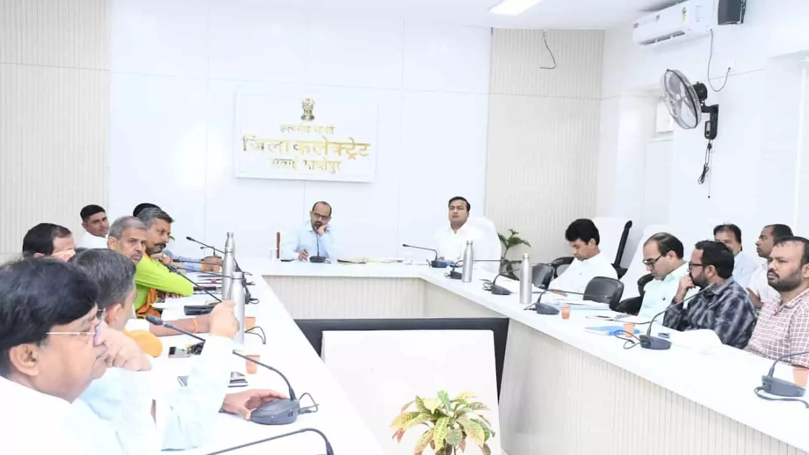 सवाई माधोपुर कलेक्ट्रेट सभागार में अधिकारियों के साथ बैठक करते जिला कलक्टर काना राम। सवाई माधोपुर कलेक्ट्रेट सभागार में अधिकारियों के साथ बैठक करते जिला कलक्टर काना राम।