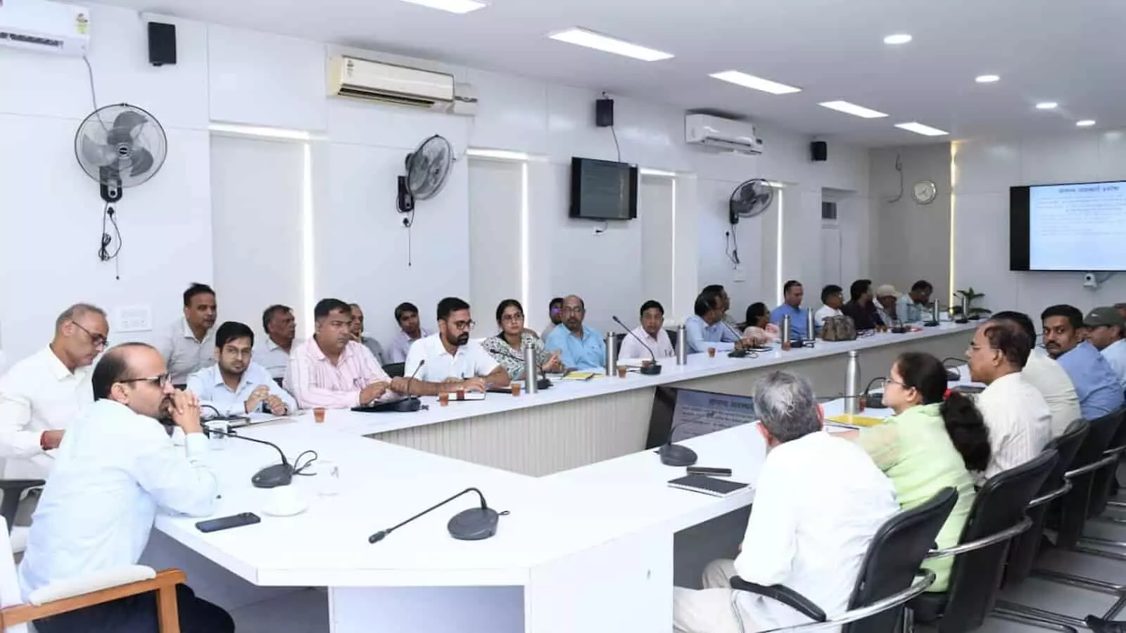 कलक्ट्रेट सभागार की बैठक में अधिकारी मेज के चारों ओर बैठकर चर्चा करते हुए। कलक्ट्रेट सभागार की बैठक में अधिकारी मेज के चारों ओर बैठकर चर्चा करते हुए।