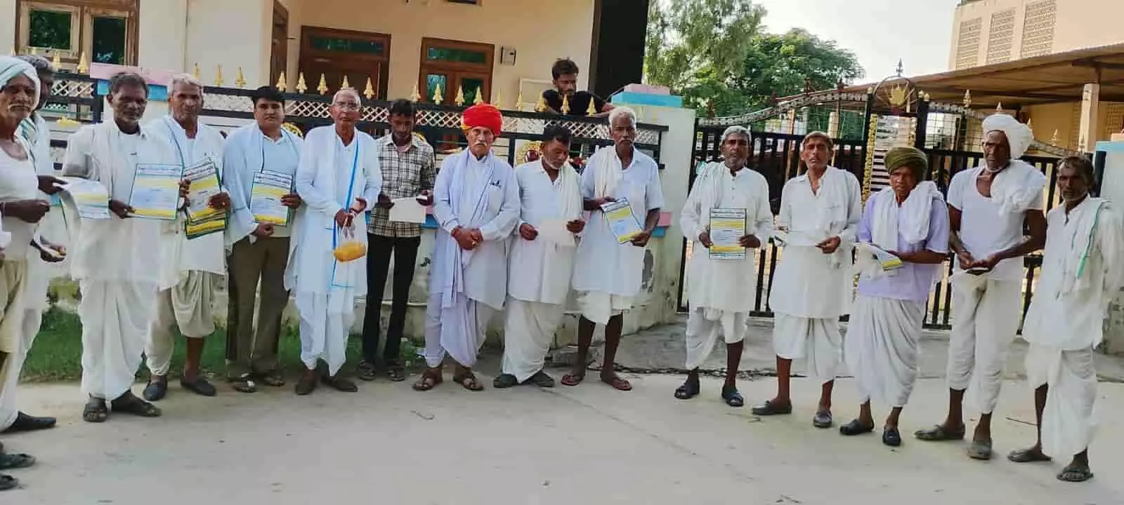 सवाई माधोपुर में विश्व आदिवासी दिवस कार्यक्रम के प्रचार के दौरान हाथों में पंपलेट पकड़े खड़े लोग। सवाई माधोपुर में विश्व आदिवासी दिवस कार्यक्रम के प्रचार के दौरान हाथों में पंपलेट पकड़े खड़े लोग।