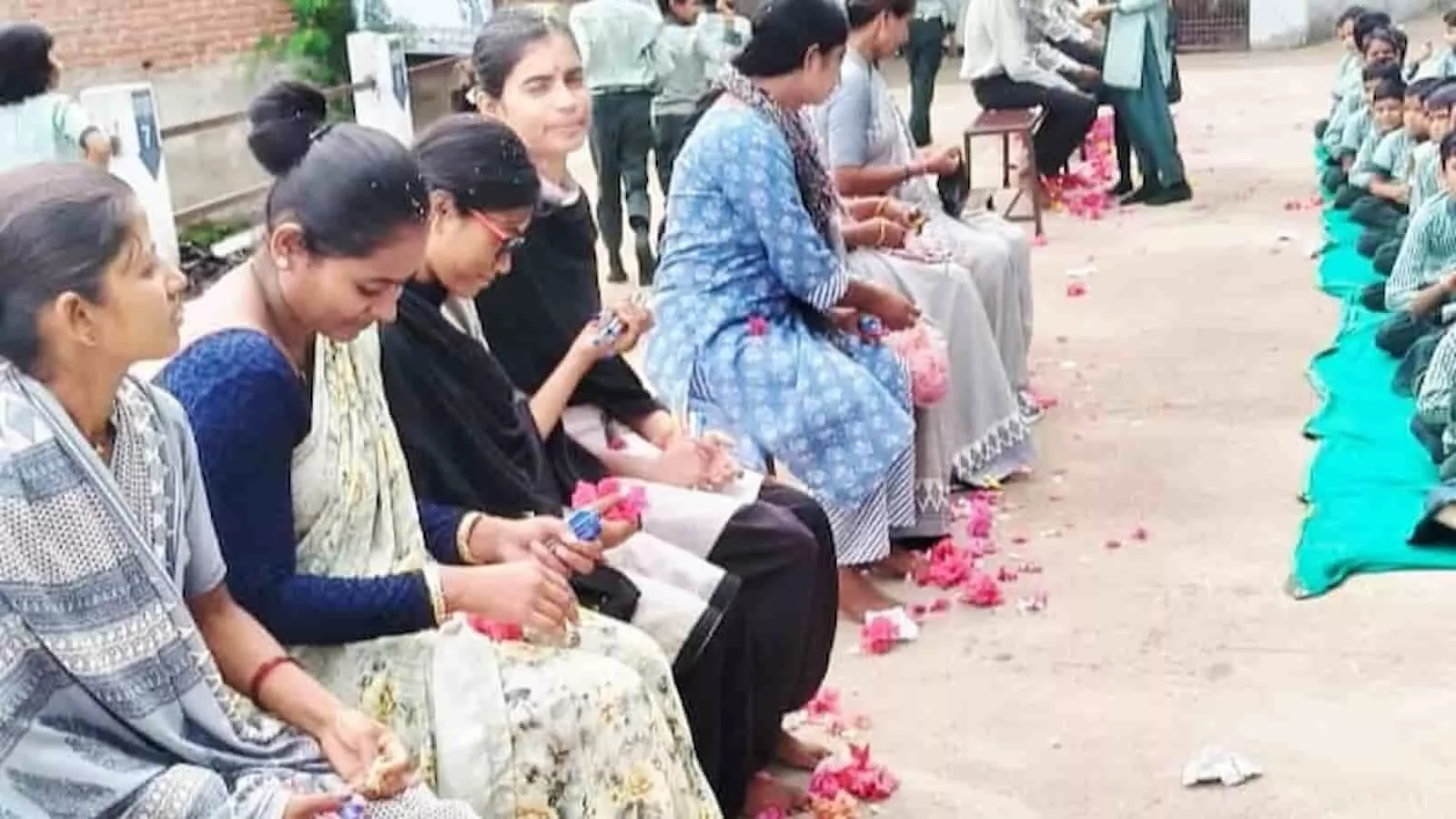 विद्यालय परिसर में गुरु पूर्णिमा पर शिक्षकों के सम्मान समारोह के दौरान कुर्सियों पर बैठीं शिक्षिकाएं। विद्यालय परिसर में गुरु पूर्णिमा पर शिक्षकों के सम्मान समारोह के दौरान कुर्सियों पर बैठीं शिक्षिकाएं।