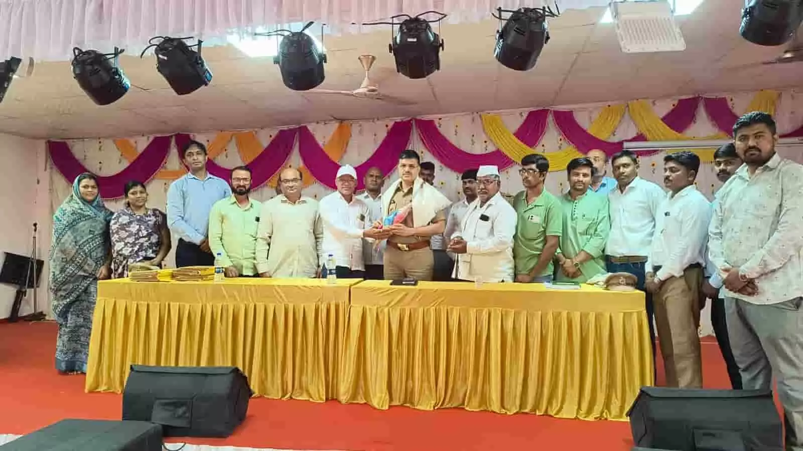 तस्वीर में थाळनेर में पुलिस अधिकारी और पुलिस पाटील अप्पर पुलिस अधीक्षक का सम्मान करते दिख रहे हैं। तस्वीर में थाळनेर में पुलिस अधिकारी और पुलिस पाटील अप्पर पुलिस अधीक्षक का सम्मान करते दिख रहे हैं।