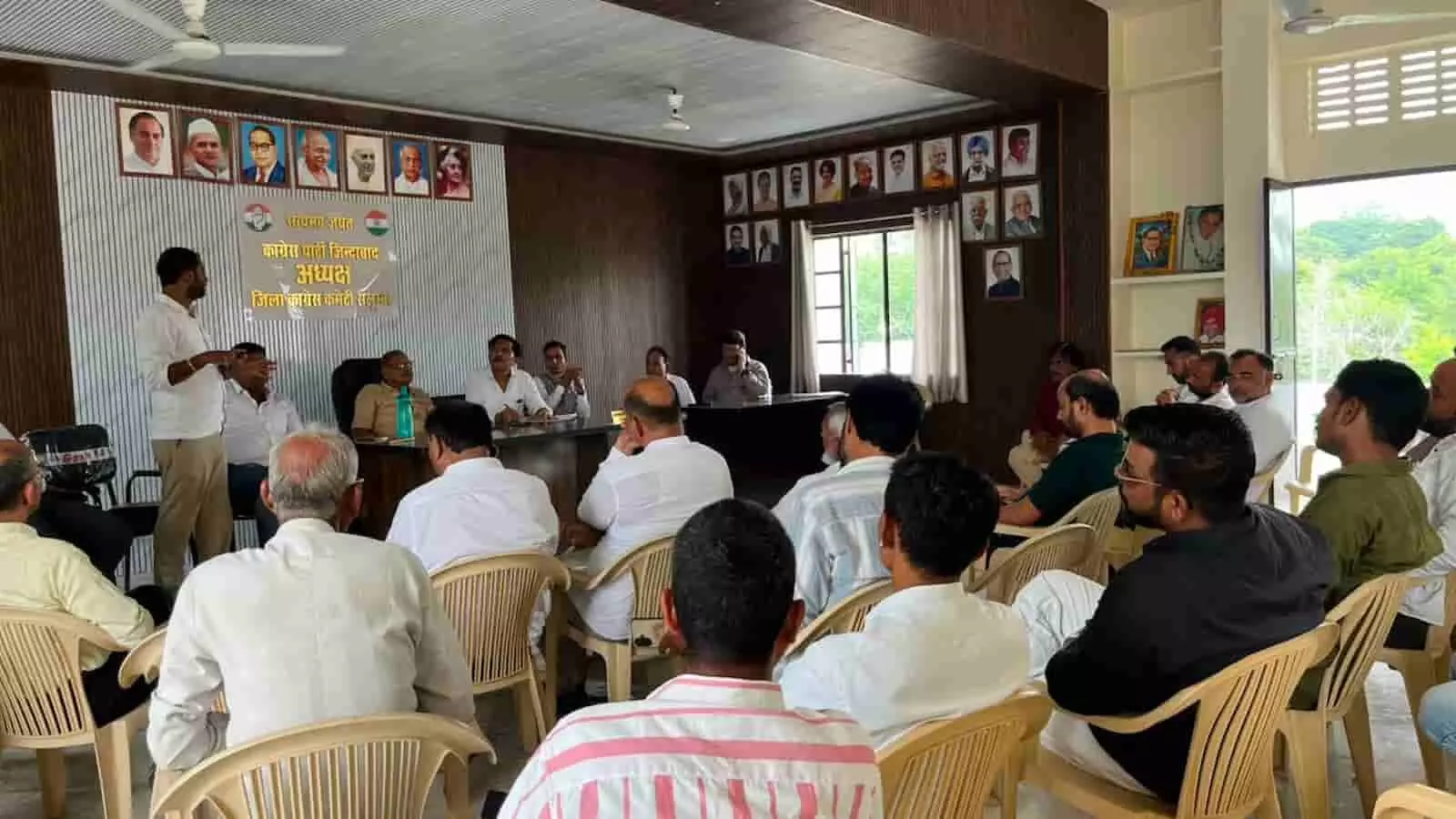जिला कांग्रेस कार्यालय के सभागार में आयोजित बैठक के दौरान उपस्थित पार्टी पदाधिकारी और कार्यकर्ता। जिला कांग्रेस कार्यालय के सभागार में आयोजित बैठक के दौरान उपस्थित पार्टी पदाधिकारी और कार्यकर्ता।