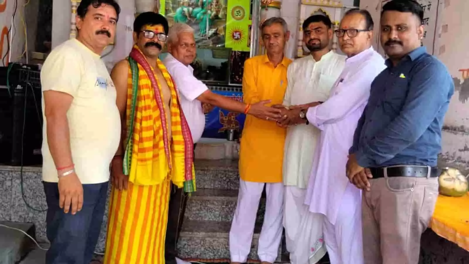 सलूंबर मंदिर परिसर के बाहर एक साथ खड़े श्रद्धालु और पुजारी। सलूंबर मंदिर परिसर के बाहर एक साथ खड़े श्रद्धालु और पुजारी।