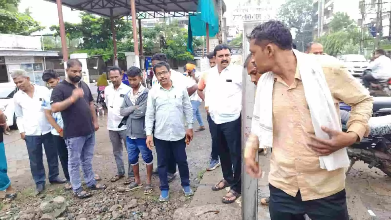 बारिश के बाद जलभराव प्रभावित क्षेत्र में निरीक्षण करते पार्षद महावीर ढाक्का और मनपा कर्मचारी। बारिश के बाद जलभराव प्रभावित क्षेत्र में निरीक्षण करते पार्षद महावीर ढाक्का और मनपा कर्मचारी।