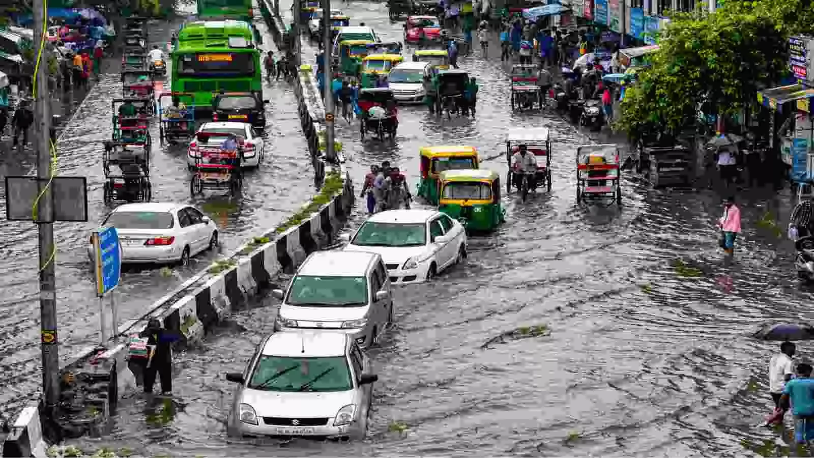 सड़कों पर भरा पानी और गाड़ियां उत्तर भारत में भारी बारिश के बीच आवागमन के संदर्भ में दिखाई दे रही हैं। सड़कों पर भरा पानी और गाड़ियां उत्तर भारत में भारी बारिश के बीच आवागमन के संदर्भ में दिखाई दे रही हैं।