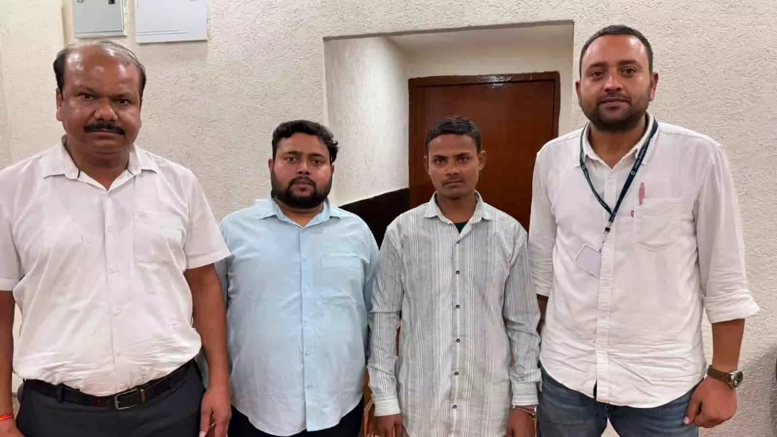 तस्वीर में चार पुरुष इंडोर सेटिंग में खड़े होकर टिकट चेकिंग अभियान के संदर्भ में पोज दे रहे हैं। तस्वीर में चार पुरुष इंडोर सेटिंग में खड़े होकर टिकट चेकिंग अभियान के संदर्भ में पोज दे रहे हैं।