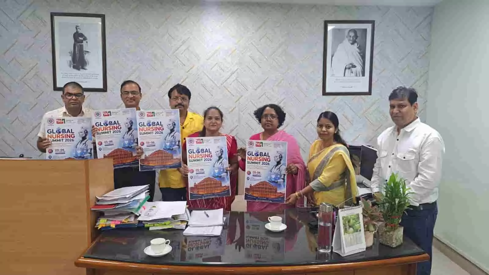 तस्वीर में शासन सचिवालय, जयपुर में अधिकारी और सदस्य ग्लोबल नर्सिंग समिट 2026 का पोस्टर दिखा रहे हैं। तस्वीर में शासन सचिवालय, जयपुर में अधिकारी और सदस्य ग्लोबल नर्सिंग समिट 2026 का पोस्टर दिखा रहे हैं।