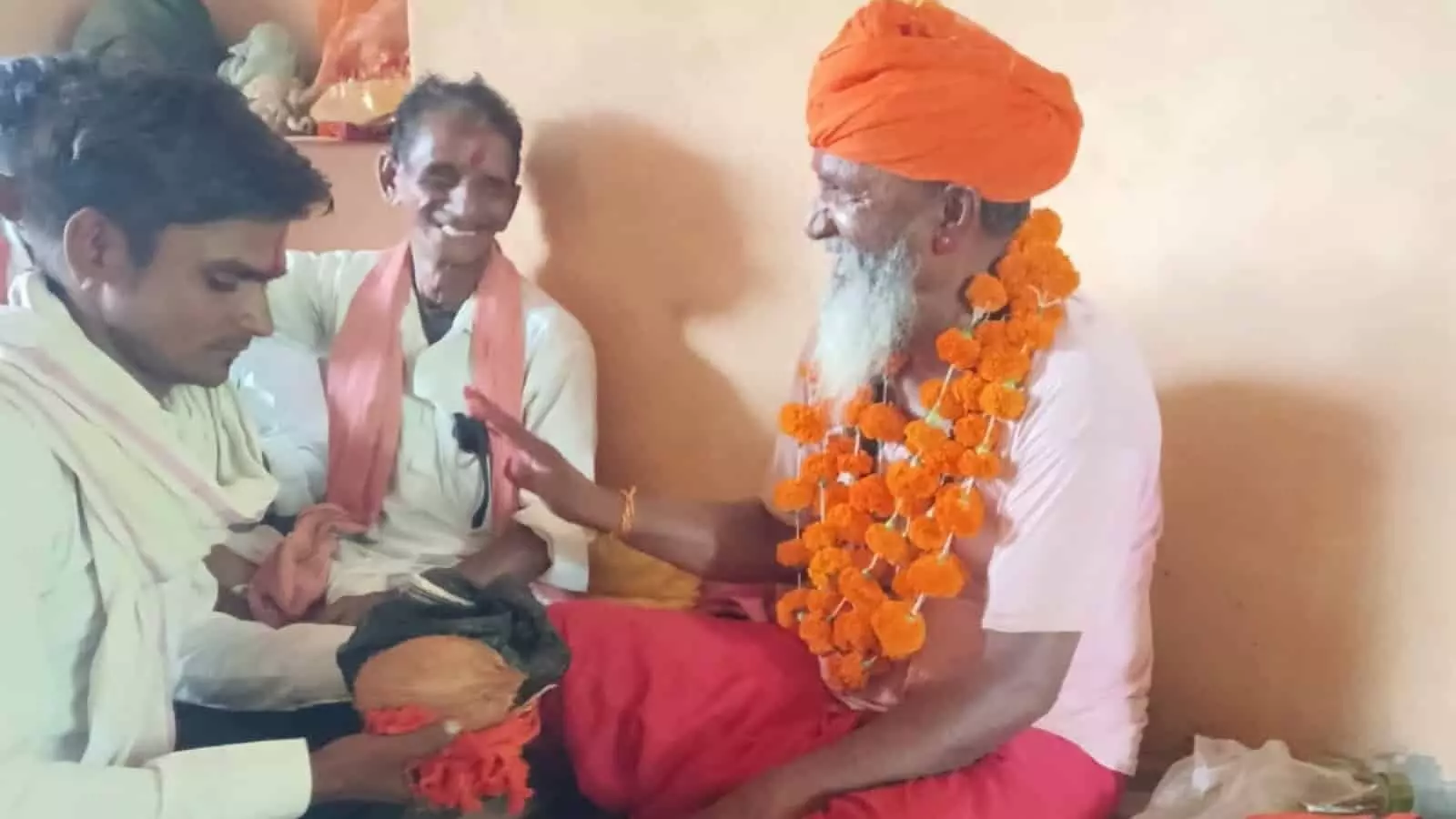तस्वीर में श्रद्धालु गुरु पूर्णिमा पर संत लक्ष्मण गिरी महाराज से आशीर्वाद लेते हुए दिखाई दे रहे हैं। तस्वीर में श्रद्धालु गुरु पूर्णिमा पर संत लक्ष्मण गिरी महाराज से आशीर्वाद लेते हुए दिखाई दे रहे हैं।