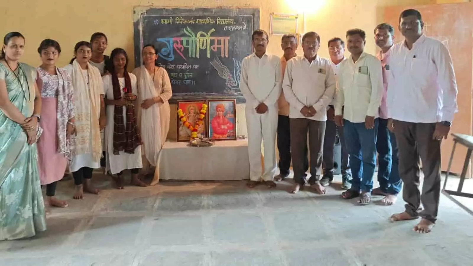 तस्वीर में स्वामी विवेकानंद माध्यमिक विद्यालय के शिक्षक और छात्र गुरु पूर्णिमा कार्यक्रम में उपस्थित दिख रहे हैं। तस्वीर में स्वामी विवेकानंद माध्यमिक विद्यालय के शिक्षक और छात्र गुरु पूर्णिमा कार्यक्रम में उपस्थित दिख रहे हैं।