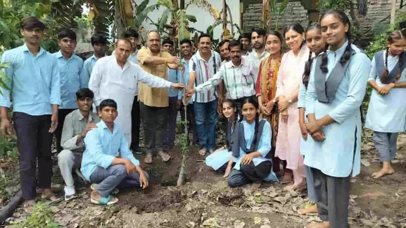 तस्वीर में विद्यार्थी और शिक्षक निम्बाहेड़ा के शिव मंदिर परिसर में पौधे लगाते दिख रहे हैं। तस्वीर में विद्यार्थी और शिक्षक निम्बाहेड़ा के शिव मंदिर परिसर में पौधे लगाते दिख रहे हैं।