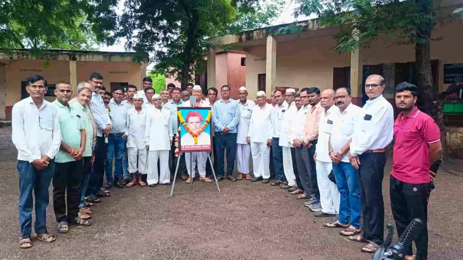 तस्वीर में तऱ्हाडी स्कूल परिसर में नथ्थु भलकार की फोटो के पास खड़े लोग दिख रहे हैं। तस्वीर में तऱ्हाडी स्कूल परिसर में नथ्थु भलकार की फोटो के पास खड़े लोग दिख रहे हैं।