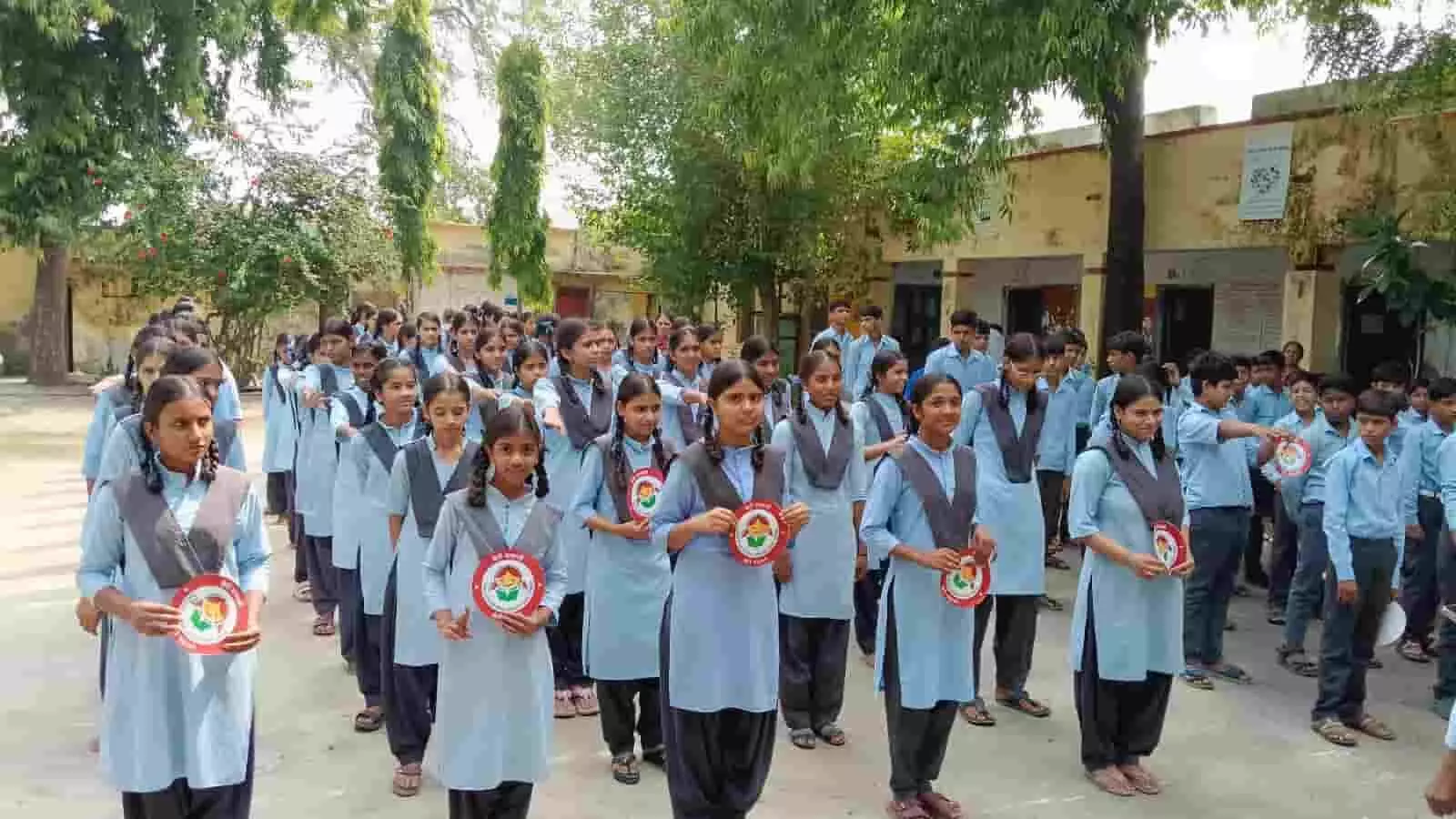 तस्वीर में भीलवाड़ा के स्कूल परिसर में बाल विवाह के खिलाफ शपथ लेते हुए विद्यार्थी दिख रहे हैं। तस्वीर में भीलवाड़ा के स्कूल परिसर में बाल विवाह के खिलाफ शपथ लेते हुए विद्यार्थी दिख रहे हैं।
