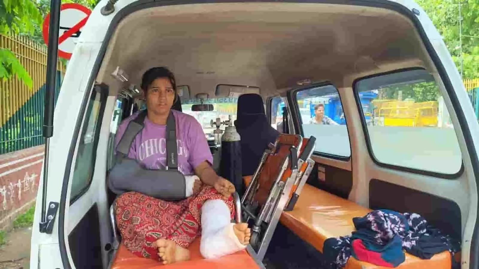 तस्वीर में घायल महिला एम्बुलेंस के भीतर बैठी दिखाई दे रही है। तस्वीर में घायल महिला एम्बुलेंस के भीतर बैठी दिखाई दे रही है।