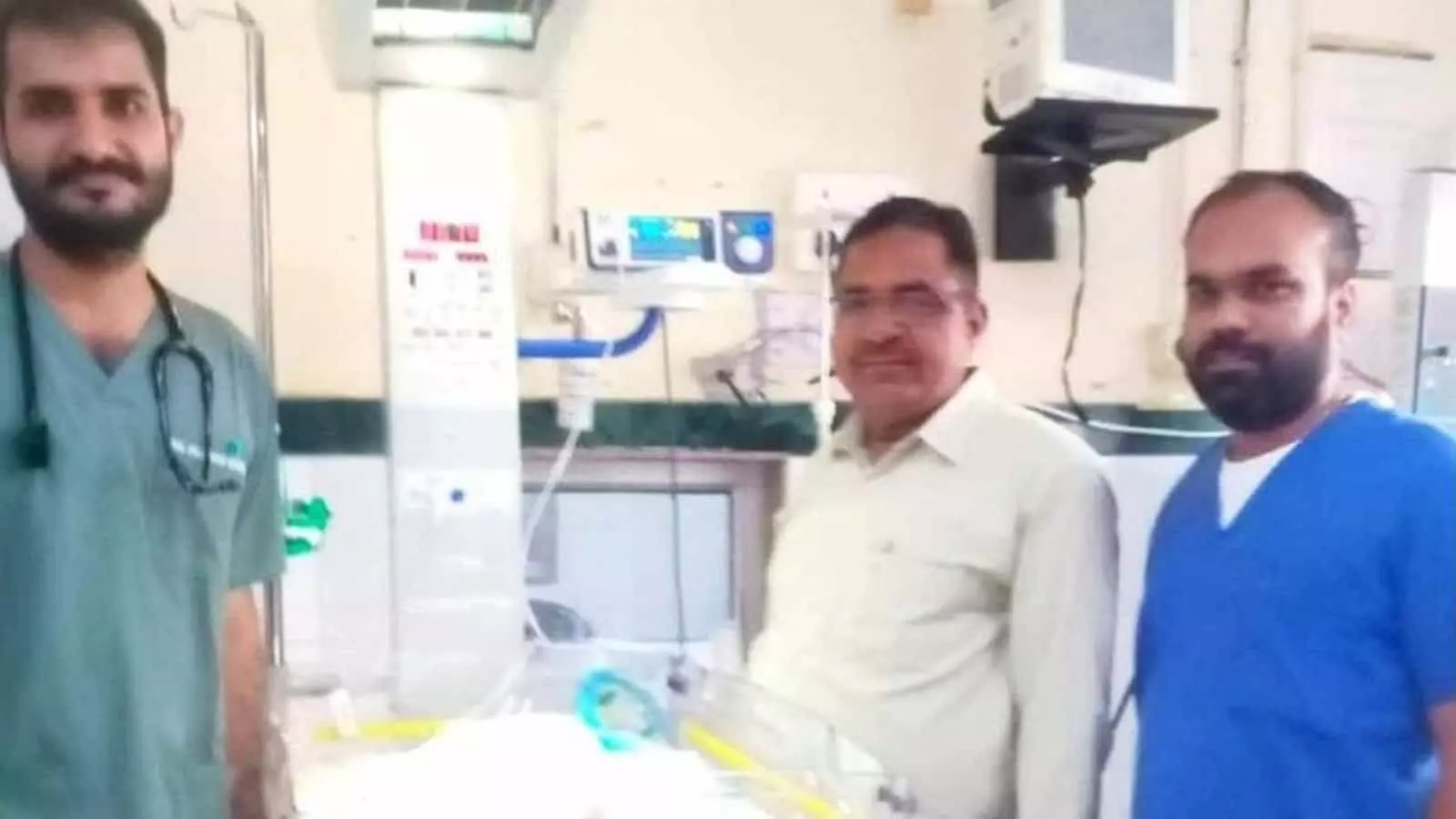 भीलवाड़ा के अस्पताल के एनआईसीयू में नवजात के पास खड़े चिकित्साकर्मी और सदस्य। भीलवाड़ा के अस्पताल के एनआईसीयू में नवजात के पास खड़े चिकित्साकर्मी और सदस्य।