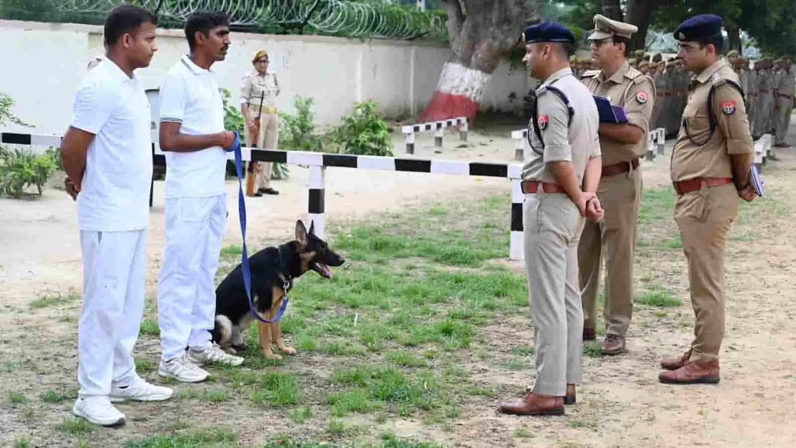 पुलिस लाइंस में ट्रैकर डॉग और हैंडलर्स का निरीक्षण करते फतेहपुर पुलिस अधिकारी। पुलिस लाइंस में ट्रैकर डॉग और हैंडलर्स का निरीक्षण करते फतेहपुर पुलिस अधिकारी।