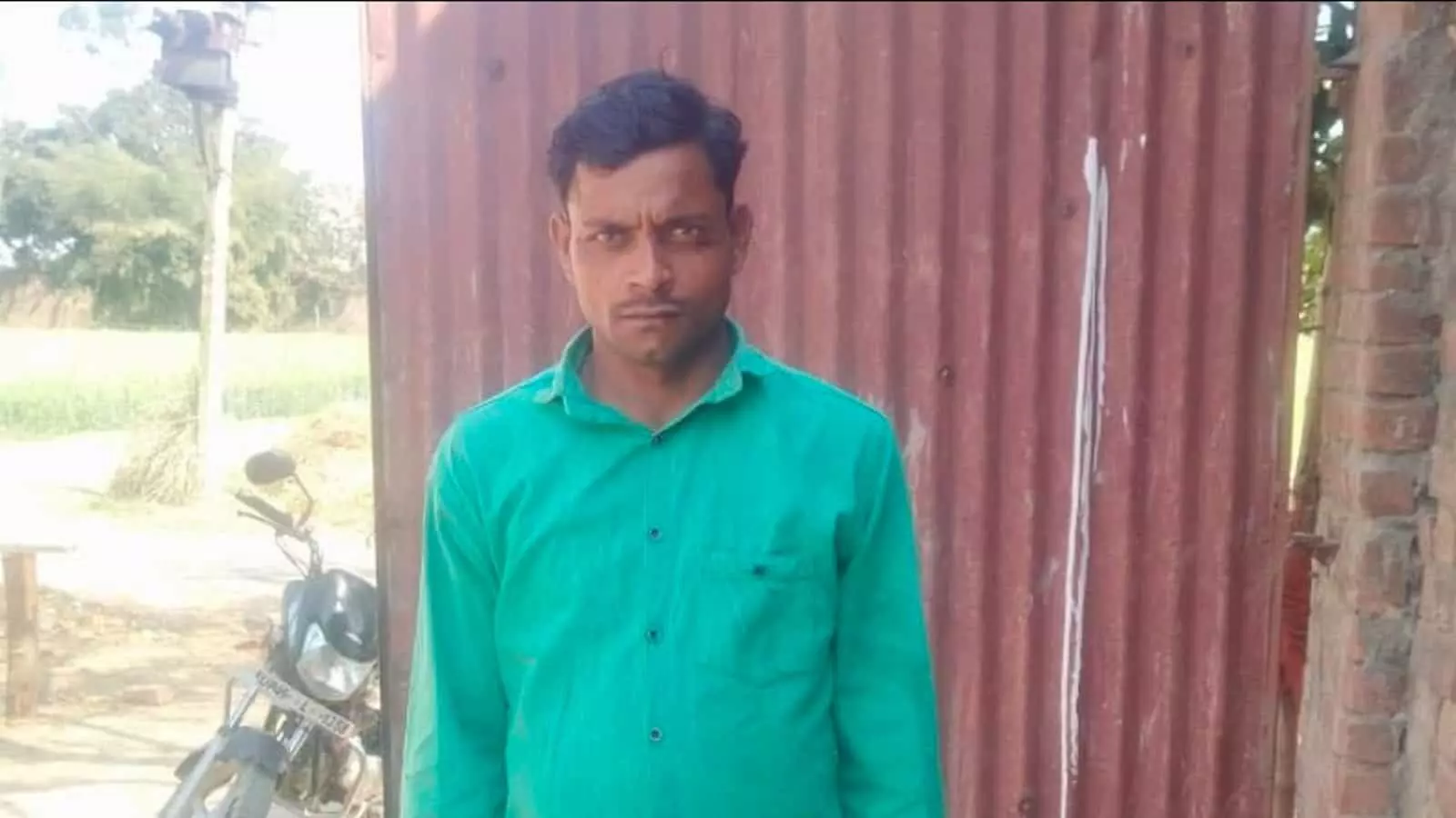 तस्वीर में हरी शर्ट पहने लापता युवक सौरभ धातु के दरवाजे के आगे खड़े दिख रहे हैं। तस्वीर में हरी शर्ट पहने लापता युवक सौरभ धातु के दरवाजे के आगे खड़े दिख रहे हैं।