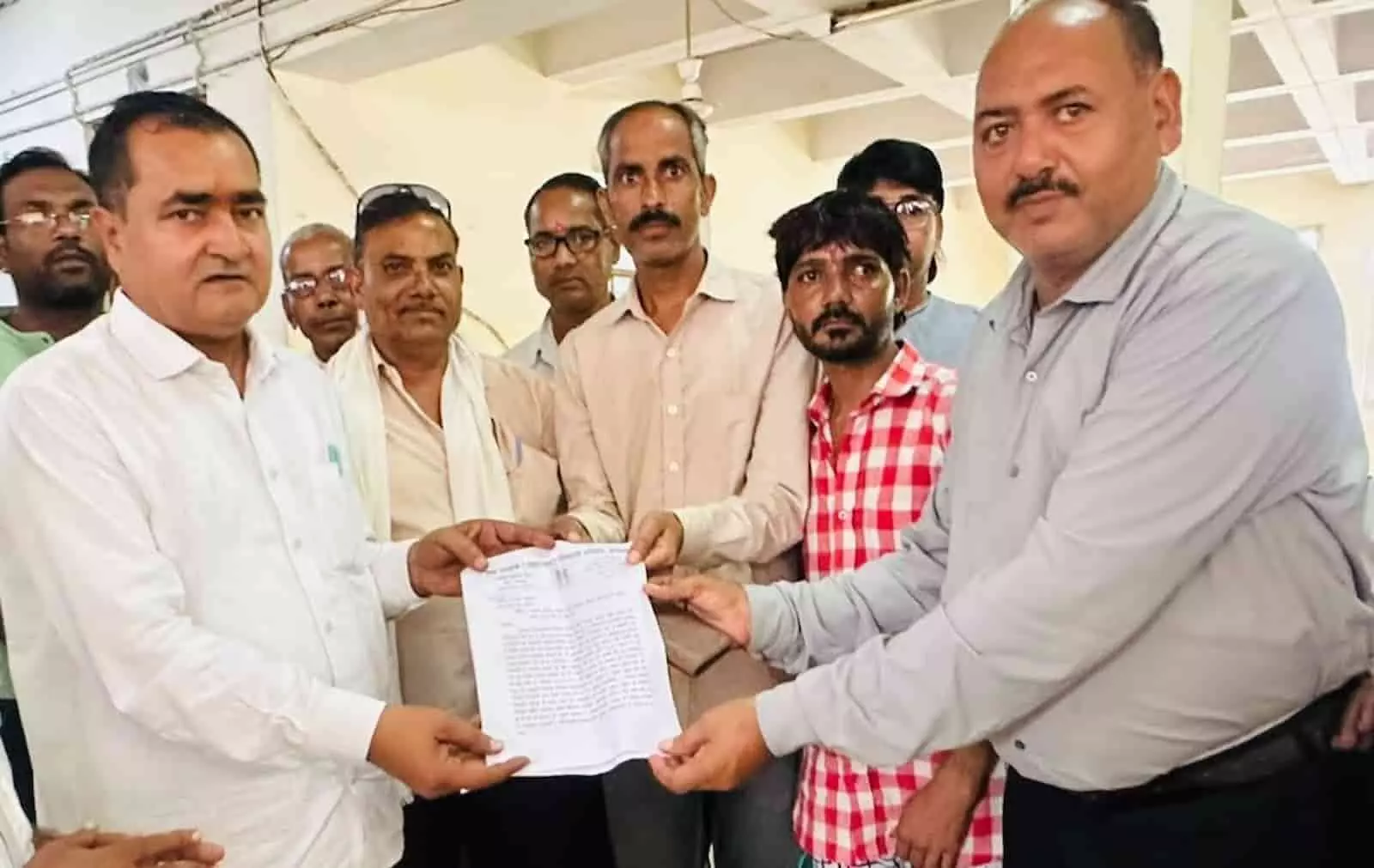 करौली में नगर परिषद कार्मिक मारपीट मामले को लेकर सैन समाज के लोग ज्ञापन सौंपते हुए। करौली में नगर परिषद कार्मिक मारपीट मामले को लेकर सैन समाज के लोग ज्ञापन सौंपते हुए।