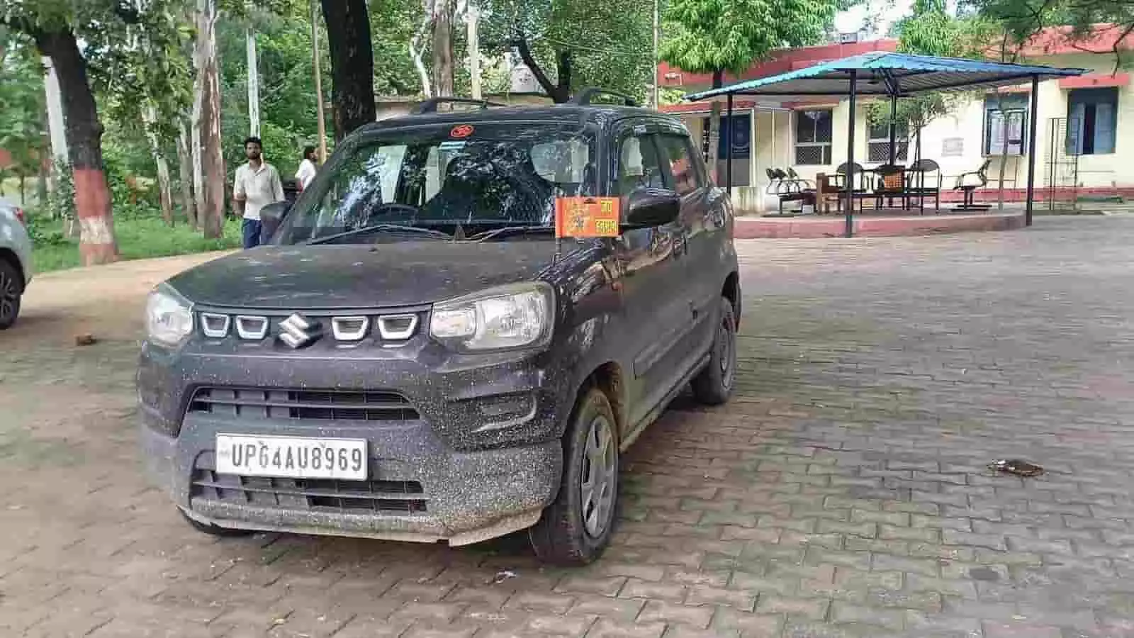 तस्वीर में खुले मैदान में खड़ी काले रंग की मारुति एस-प्रेसो कार दिखाई दे रही है। तस्वीर में खुले मैदान में खड़ी काले रंग की मारुति एस-प्रेसो कार दिखाई दे रही है।