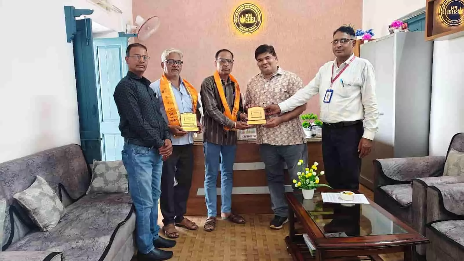 तस्वीर में विद्यालय परिवार द्वारा अतिथियों को सम्मानित करते हुए देखा जा सकता है। तस्वीर में विद्यालय परिवार द्वारा अतिथियों को सम्मानित करते हुए देखा जा सकता है।