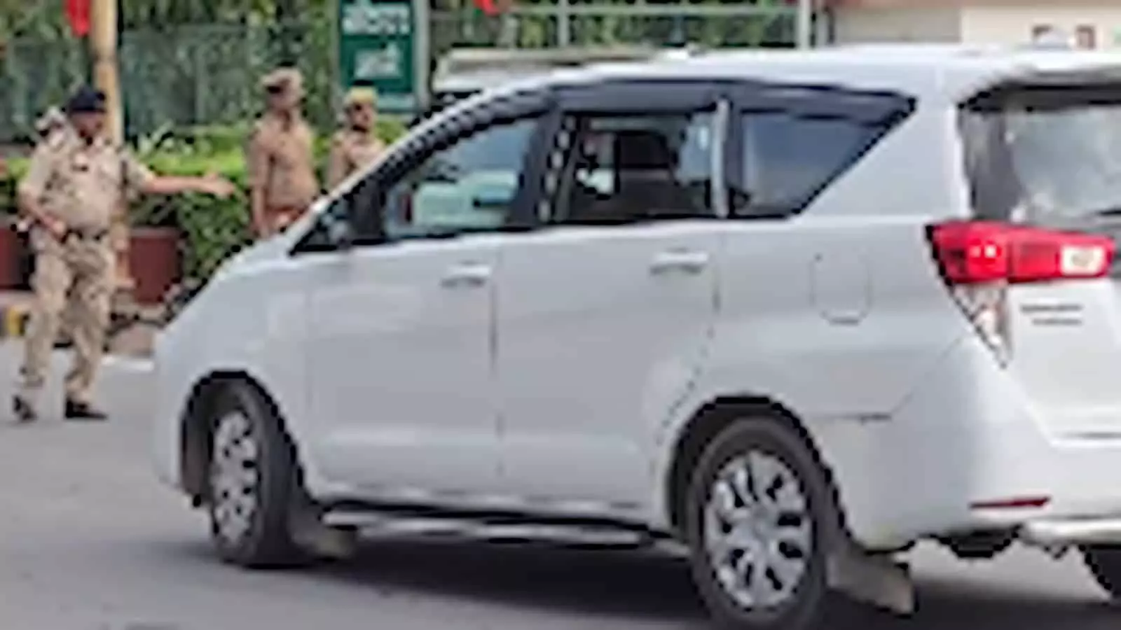 वाराणसी में मॉक ड्रिल के दौरान सड़क पर सफेद वाहन के पास सुरक्षा में तैनात पुलिसकर्मी। वाराणसी में मॉक ड्रिल के दौरान सड़क पर सफेद वाहन के पास सुरक्षा में तैनात पुलिसकर्मी।
