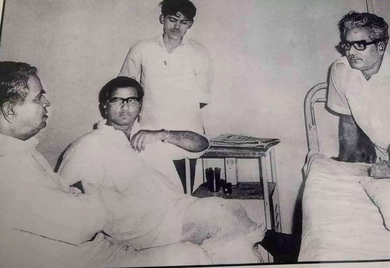 तस्वीर में मोहनलाल सुखाड़िया, भैरोंसिंह शेखावत और भानुकुमार शास्त्री एक बैठक के दौरान दिखाई दे रहे हैं। तस्वीर में मोहनलाल सुखाड़िया, भैरोंसिंह शेखावत और भानुकुमार शास्त्री एक बैठक के दौरान दिखाई दे रहे हैं।