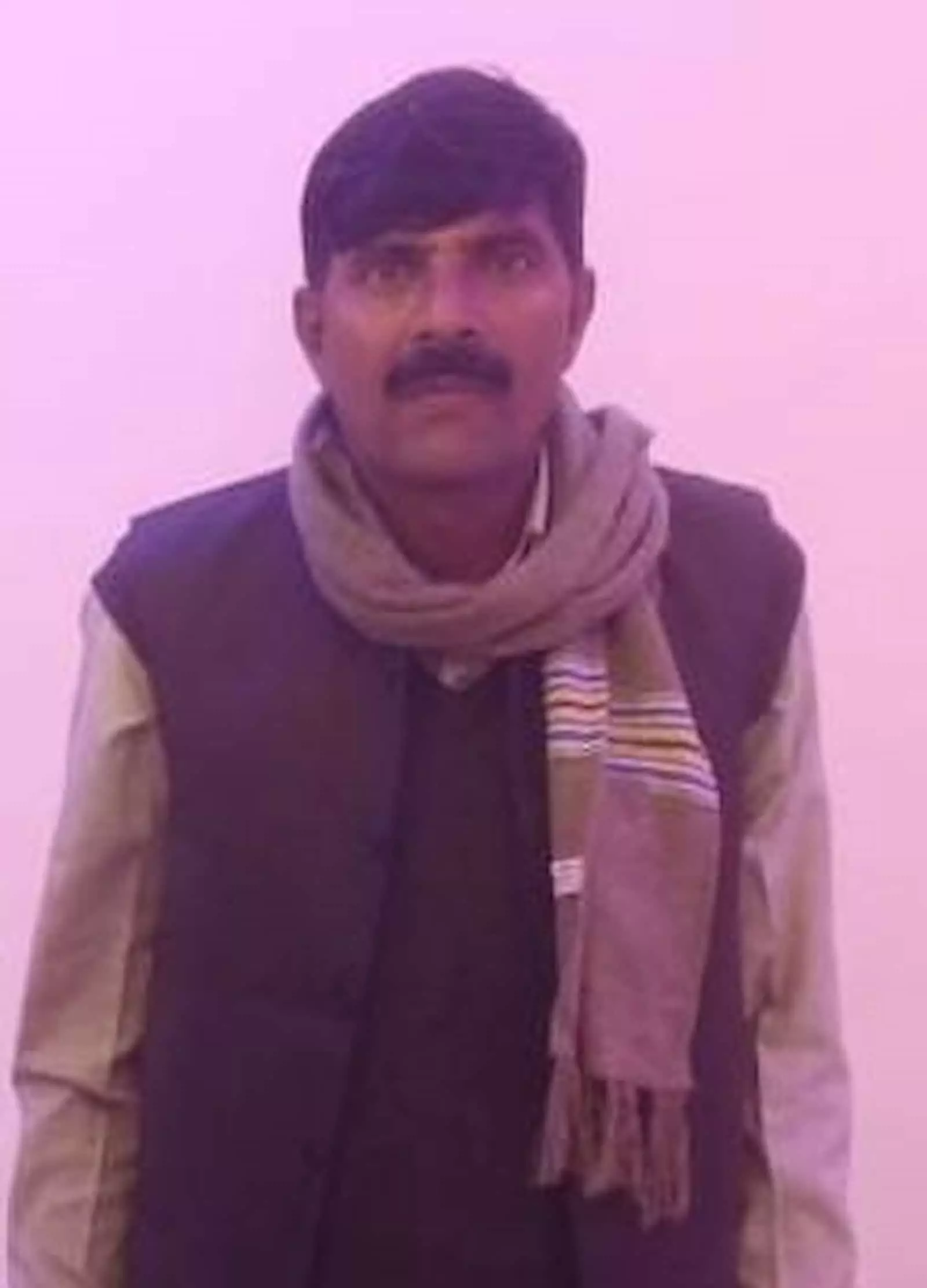 तस्वीर में जैकेट और मफलर पहने सीधे कैमरे की ओर देखते फुरकान की पासपोर्ट साइज फोटो। तस्वीर में जैकेट और मफलर पहने सीधे कैमरे की ओर देखते फुरकान की पासपोर्ट साइज फोटो।
