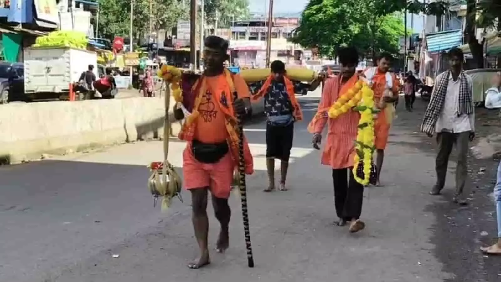 डिंडौरी में सड़क पर कांवड़ लेकर पैदल चलते भगवाधारी कांवड़ियों का जत्था। डिंडौरी में सड़क पर कांवड़ लेकर पैदल चलते भगवाधारी कांवड़ियों का जत्था।
