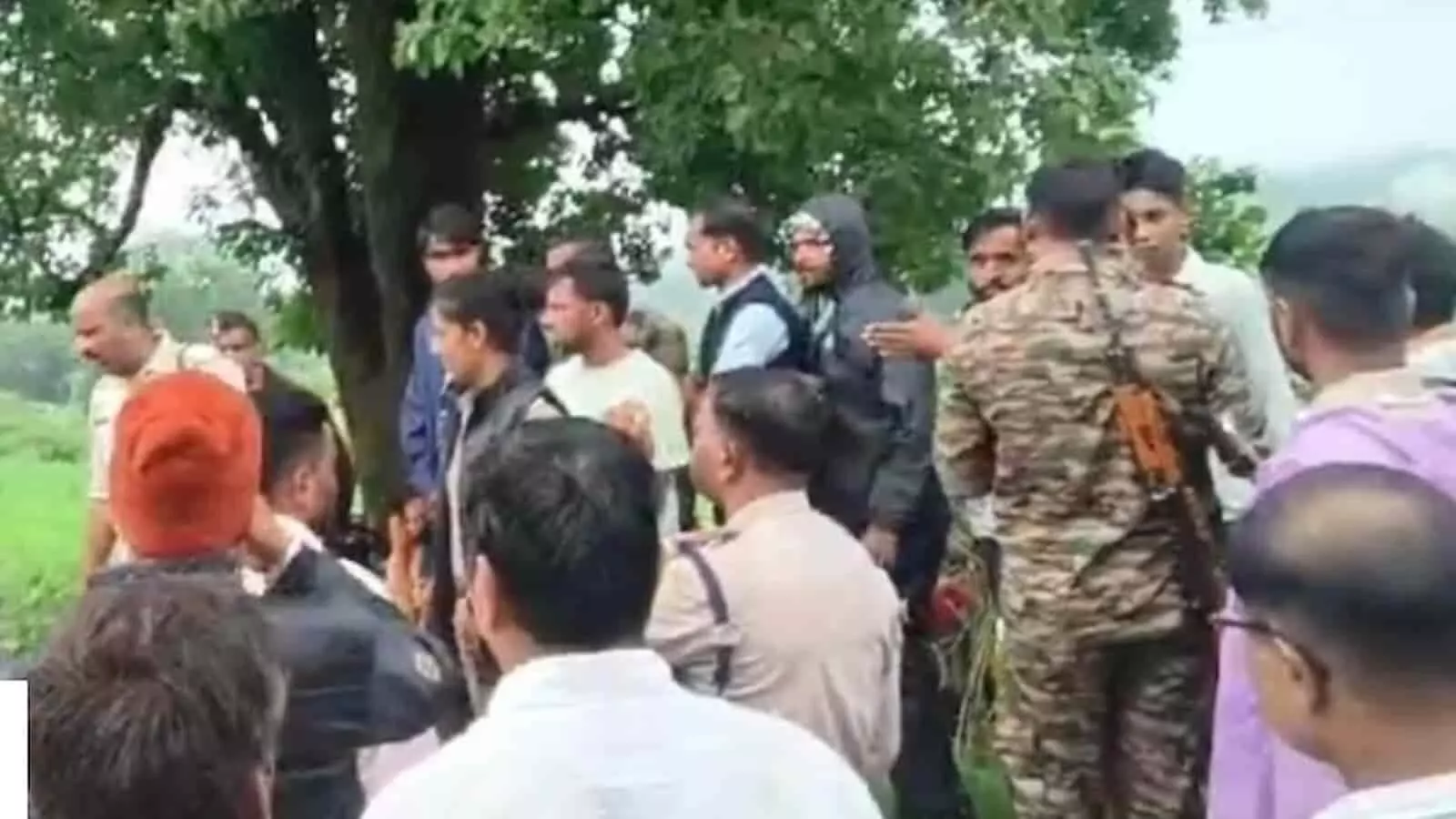 तस्वीर में खुले मैदान में पेड़ के नीचे खड़े पुलिसकर्मी, अधिकारी और ग्रामीण बातचीत करते हुए दिखाई दे रहे हैं। तस्वीर में खुले मैदान में पेड़ के नीचे खड़े पुलिसकर्मी, अधिकारी और ग्रामीण बातचीत करते हुए दिखाई दे रहे हैं।