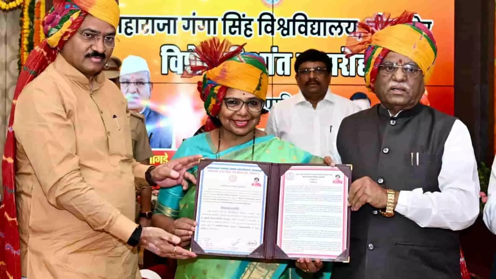 तस्वीर में राजभवन में आयोजित दीक्षांत समारोह के दौरान राज्यपाल हरिभाऊ बागडे विजया राहटकर और प्रेमचंद बैरवा के साथ उपाधि पत्र पकड़े दिख रहे हैं। तस्वीर में राजभवन में आयोजित दीक्षांत समारोह के दौरान राज्यपाल हरिभाऊ बागडे विजया राहटकर और प्रेमचंद बैरवा के साथ उपाधि पत्र पकड़े दिख रहे हैं।