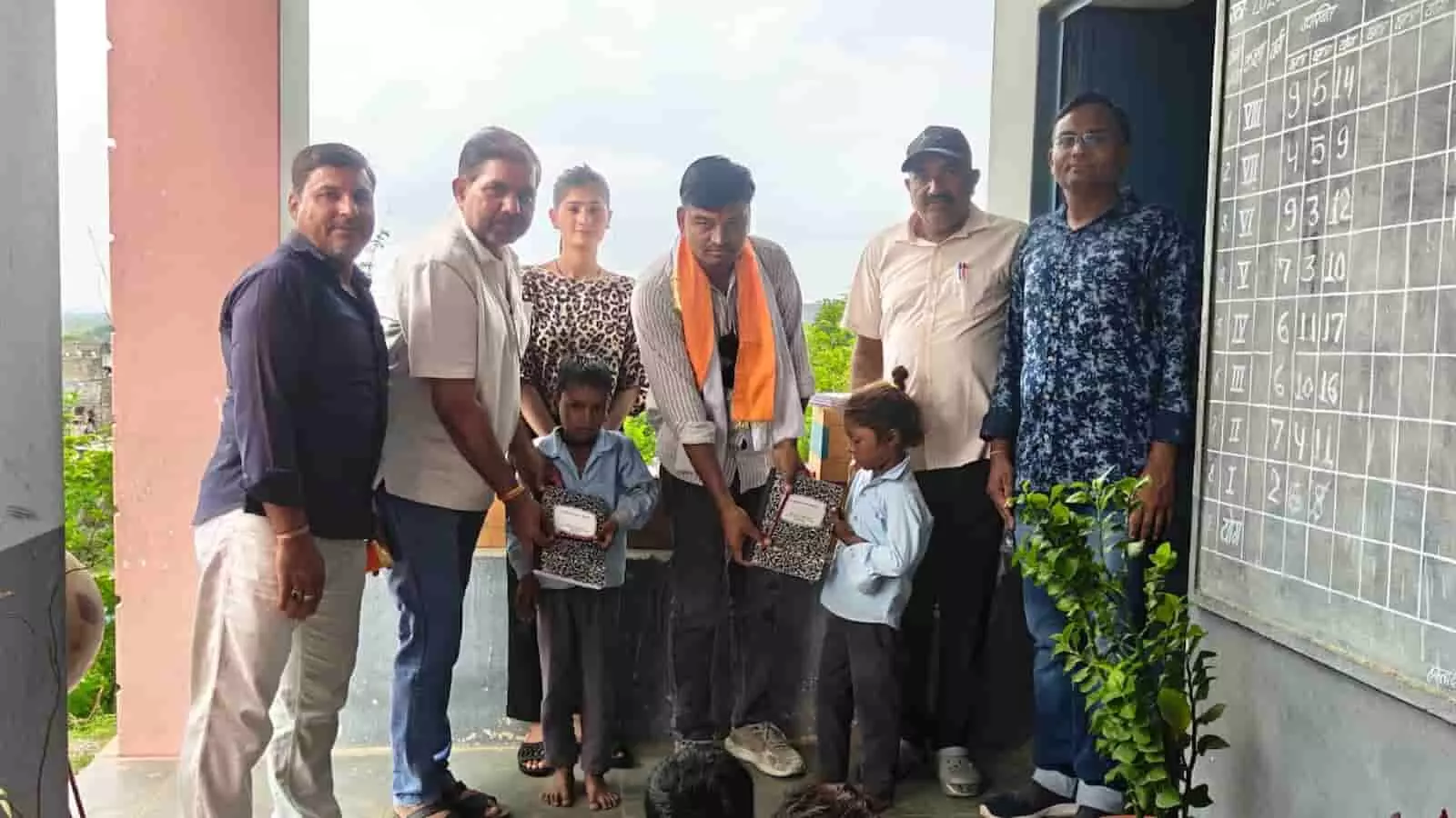 तस्वीर में भामाशाह और शिक्षक आमेट के विद्यालय परिसर में छात्र-छात्राओं को कॉपियां वितरित करते हुए दिख रहे हैं। तस्वीर में भामाशाह और शिक्षक आमेट के विद्यालय परिसर में छात्र-छात्राओं को कॉपियां वितरित करते हुए दिख रहे हैं।