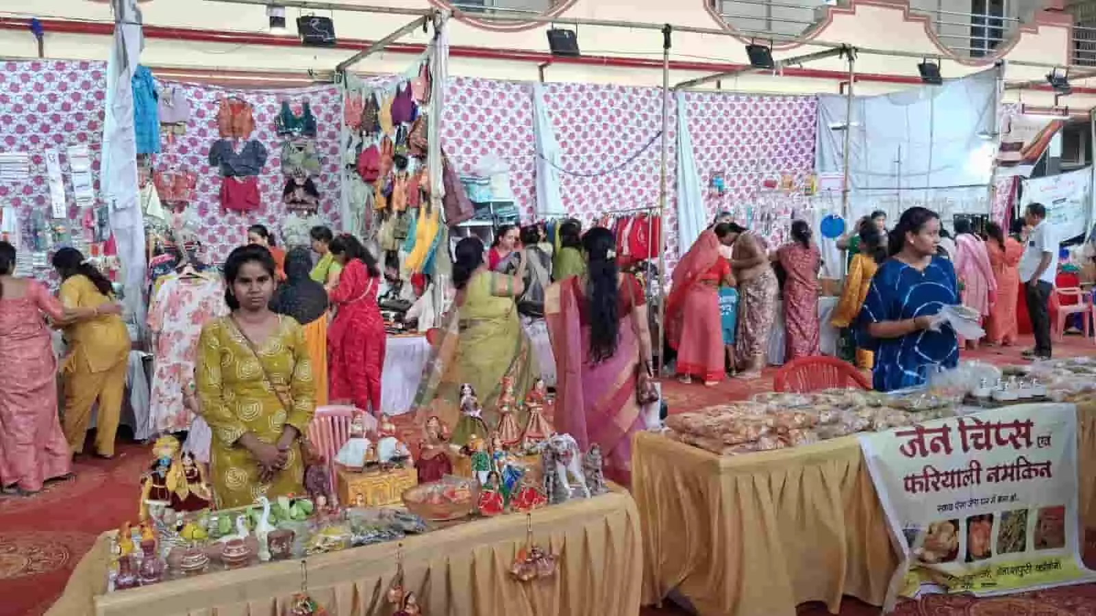 तस्वीर में दिख रही महिलाएं शॉपिंग प्रदर्शनी में विभिन्न स्टॉलों से सामान खरीदती हुईं। तस्वीर में दिख रही महिलाएं शॉपिंग प्रदर्शनी में विभिन्न स्टॉलों से सामान खरीदती हुईं।