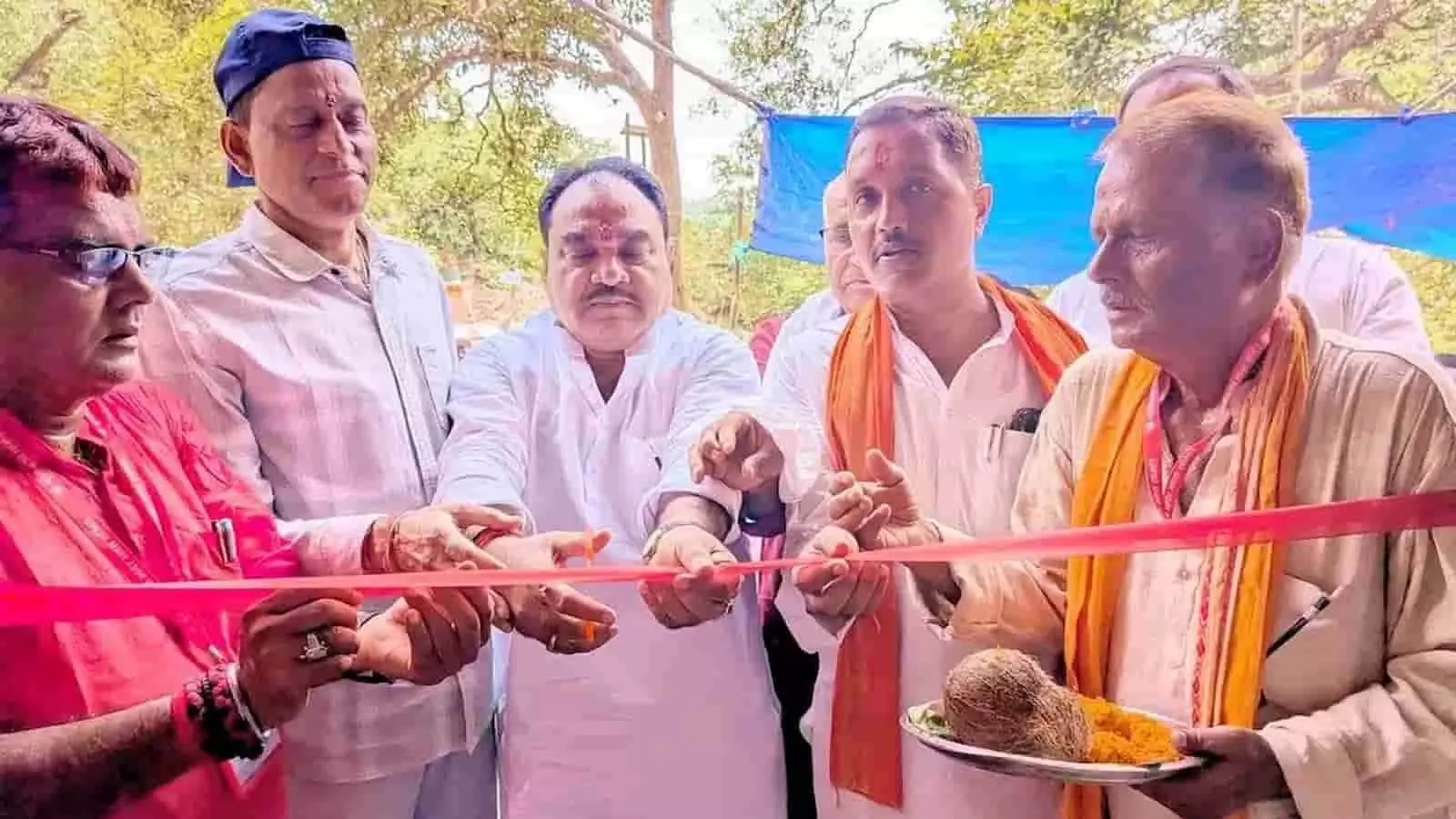 तस्वीर में लखीसराय के श्रृंगी ऋषि धाम में लाल फीता काटकर मेले का उद्घाटन करते अतिथि। तस्वीर में लखीसराय के श्रृंगी ऋषि धाम में लाल फीता काटकर मेले का उद्घाटन करते अतिथि।