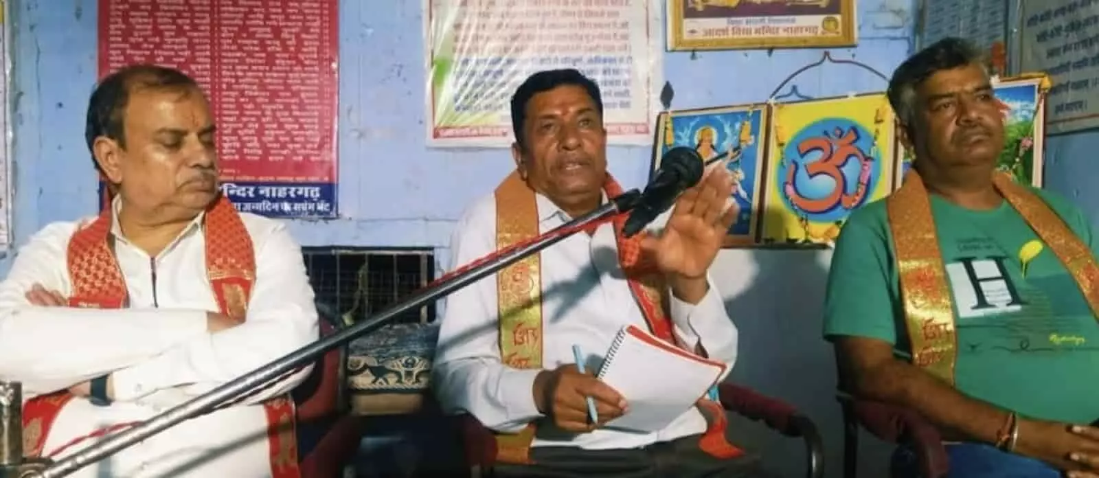 तस्वीर में विद्या भारती के पदाधिकारी नाहरगढ़ स्थित विद्यालय में बैठक के दौरान मंचासीन हैं। तस्वीर में विद्या भारती के पदाधिकारी नाहरगढ़ स्थित विद्यालय में बैठक के दौरान मंचासीन हैं।